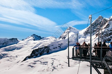 2013年9月4日中丘弗劳瑞士对中丘弗劳霍赫峰和欧洲观察甲板顶端游客的全景瑞士雪山峰图片