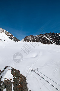 2013年月4日斯威切兰的中丘拉乌霍奇游客在白宽的雪地上行走图片