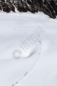 2013年月4日斯威切兰的中丘拉乌霍奇游客在白宽的雪地上行走图片