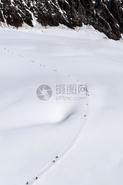 2013年月4日斯威切兰的中丘拉乌霍奇游客在白宽的雪地上行走图片