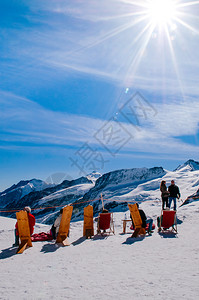 2013年月4日斯维切兰的中华劳约赫jungfrajoch游客坐在冬季雪地的木椅上图片