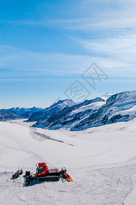 2013年9月4日第天犹太山丘瑞士雪地机器在上工作的冬季风景中工作图片