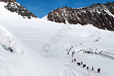 2013年月4日斯威切兰的中丘拉乌霍奇游客在白宽的雪地上行走图片