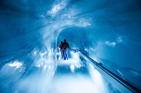 2013年9月24日瑞士少女峰少女冰宫少女峰峰下的冰洞游客走在里面图片