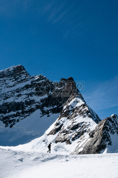 2013年9月4日中丘弗劳瑞士观光和全景斯威切兰欧洲最顶端的丘弗劳霍奇山峰的岩石悬崖中丘弗劳峰景色图片