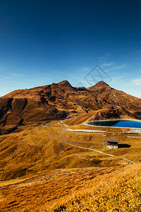 丘弗劳地区Kleinschidg远足路线附近的山丘上图片