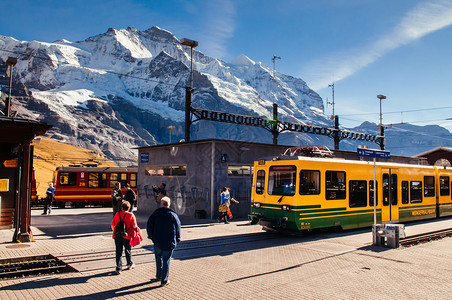 阿尔卑斯山脚下的火车站图片