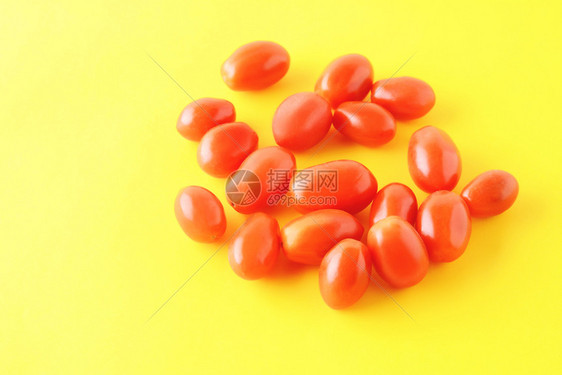 红色樱桃西柿的顶部视图黄色背景图片