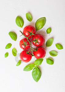 葡萄藤上的有机樱桃番茄白厨房石本底有辣椒和图片