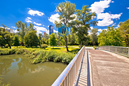 澳洲首府Viona的多瑙公园湖喷泉和月光塔风景图片