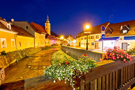 北部croati镇的老街道夜景图片