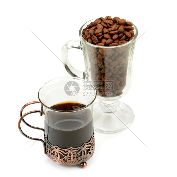 热咖啡在精致的玻璃和咖啡豆中孤立在白色背景图片