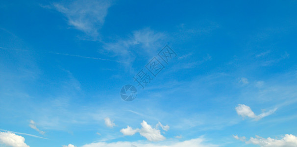 蓝色天空中的积云图片