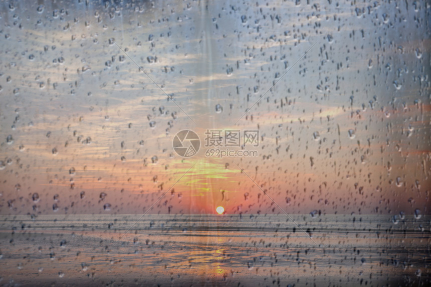 在北海的面上太阳落下窗上的雨滴看着群居的落图片