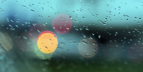 汽车挡风玻璃上的雨滴抽象视图图片