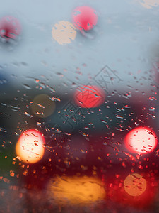 汽车挡风玻璃上的雨滴抽象视图图片