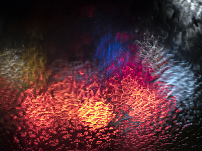 汽车挡风玻璃上的雨滴抽象视图图片