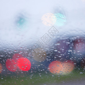 汽车挡风玻璃上的雨滴抽象视图图片