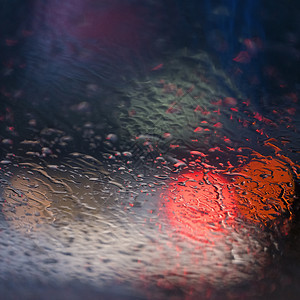 汽车挡风玻璃上的雨滴抽象视图图片