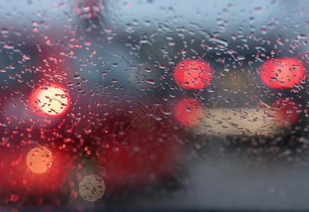 汽车挡风玻璃上的雨滴抽象视图图片