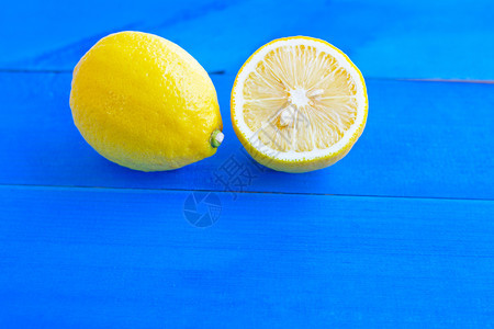 成熟的柠檬和蓝木本底图片
