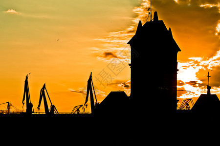 普拉石教堂和船坞起重机日落风景克罗亚州图片