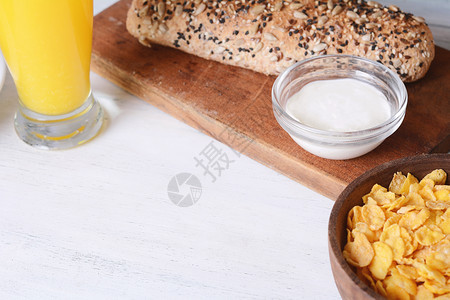 健康早餐碗麦片橙汁和吐司白木本底奶油酪图片