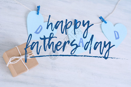 父亲在白木背景的衣物上挂着心写父亲信息快乐父亲和白天的概念图片