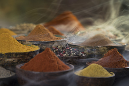 碗烟各种香料和木烟背景