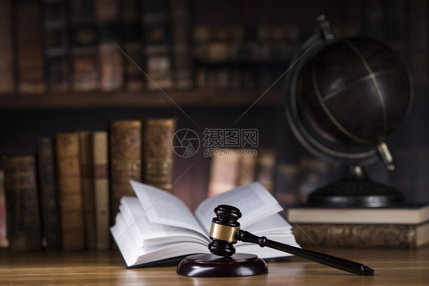 木板书籍法律全球概念图片
