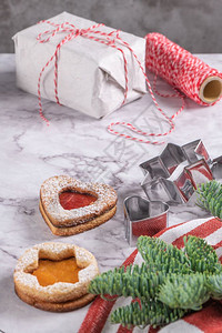 圣诞节背景大理石表面圣诞节松树枝肉桂和礼品上有饼干切割机图片