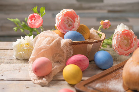 快乐的东方人祝贺的背景鸡蛋和鲜花带复制空间的背景图片