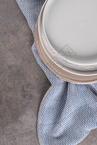 顶部的空盘子视图餐桌空间巾和盘子的厨房餐桌复制空间平面图片
