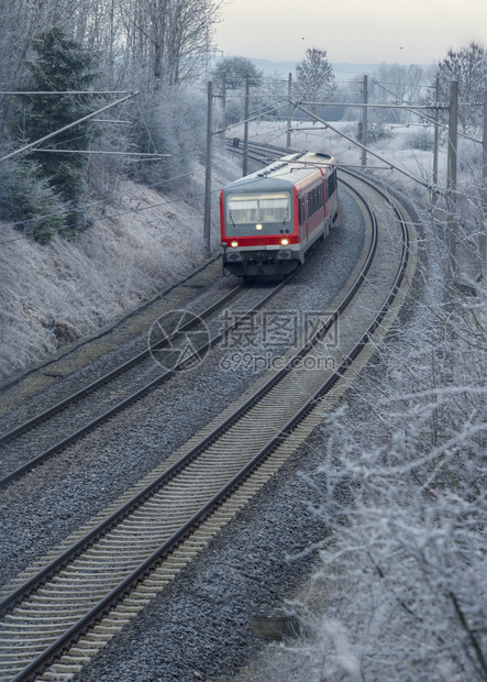 在12月的寒冷早晨在德国城市舒瓦比希大厅附近火车乘客在大自然中运行图片