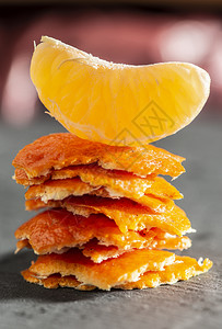 满的曼达林皮和顶部的橘子柑水果的近镜头真正光线图片