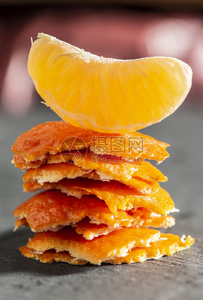 满的曼达林皮和顶部的橘子柑水果的近镜头真正光线图片