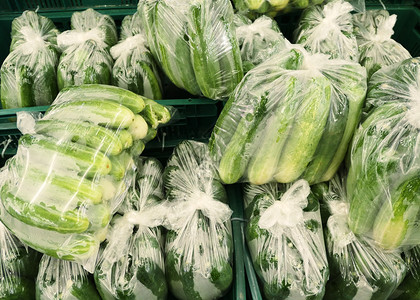 塑料袋中的黄瓜图片素材