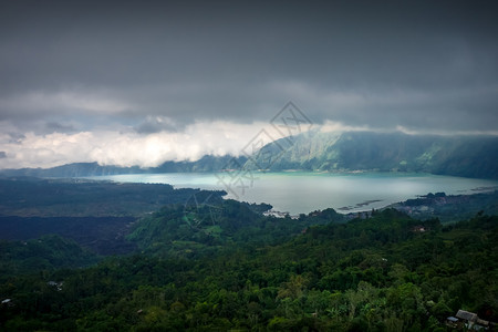 巴利因多尼西亚贡巴图火山和湖图片