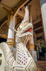 泰国清迈华清寺的龙像泰国清迈华春浦寺雕像图片