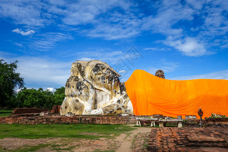 卧佛雕像在watlokayasutharam寺庙大城府泰国卧佛泰国大城府罗卡雅苏塔兰寺图片