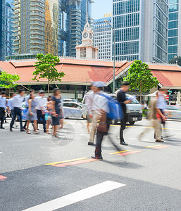 在什拉波尔商业中心人们在高峰时间穿过十字路口行驶图片