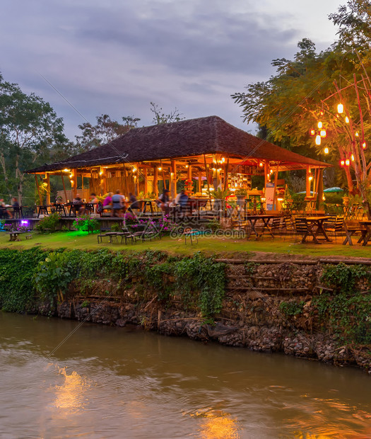 晚上在河边热带丛林的露天餐厅旁照亮泰国帕伊岛热带丛林巴伊岛图片