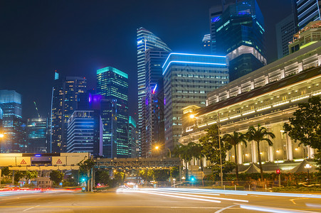 市中心有公司办室和旅馆大楼夜间照明公路交通图片