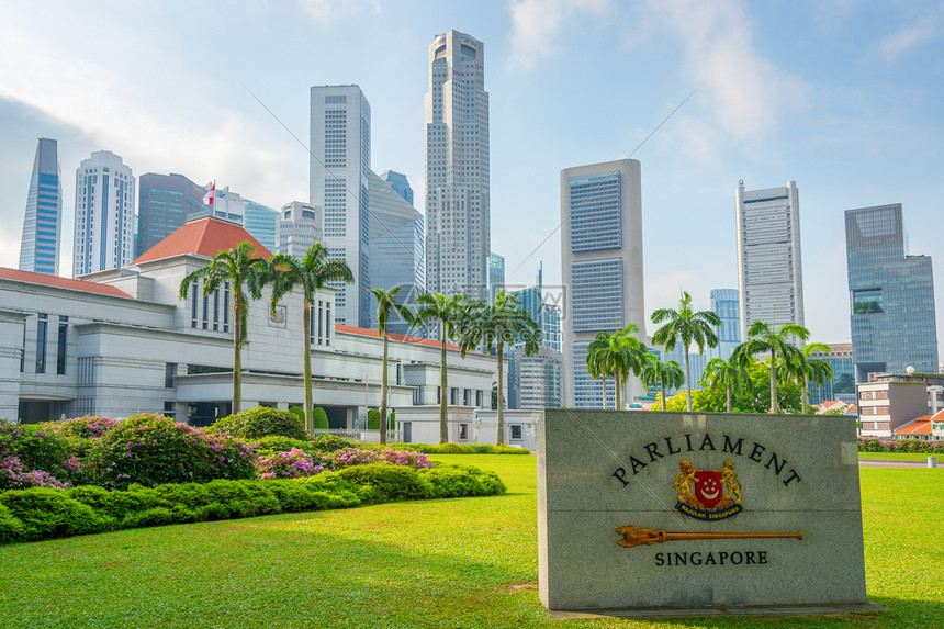 克里纳波尔议会大楼绿色草坪上的大理石板背景的城市天线图片