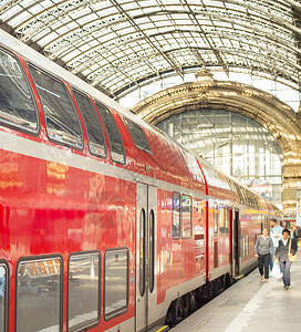 登上列车的人在法兰克福主火车站德意志图片