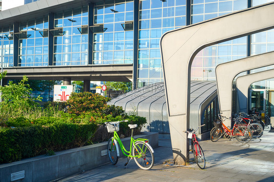 卡斯特鲁普机场入口处夜间阳光下面罩登记处的自行车停放图片