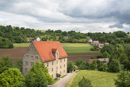 在Badenwurtembg地区一个德国村庄的绿色田地和树木的夏季风景图片