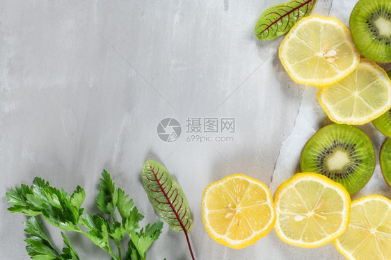 新鲜准备的鱼虾柠檬橙子和面食的冰淇淋放在水泥桌上食用素品生菜顶级视图图片