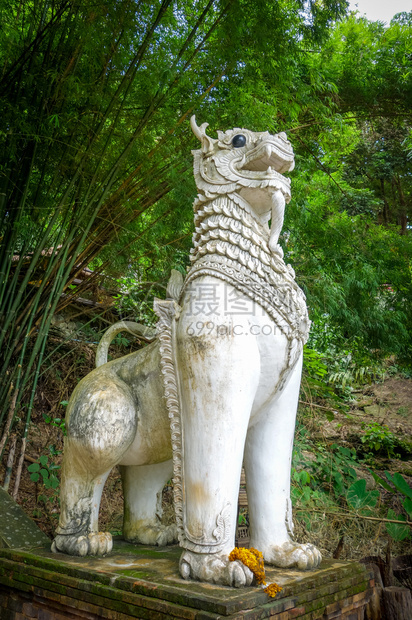 泰国清迈华宫神龙像泰国清迈瓦特帕拉德寺的白色雕像图片