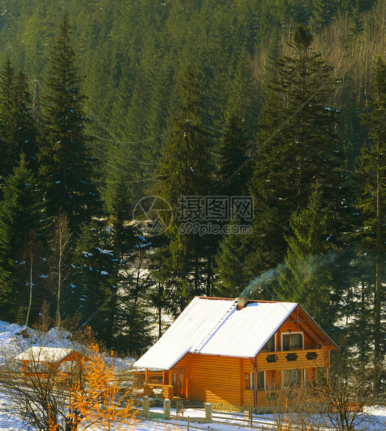 冬季喀尔巴阡山脉的木屋图片